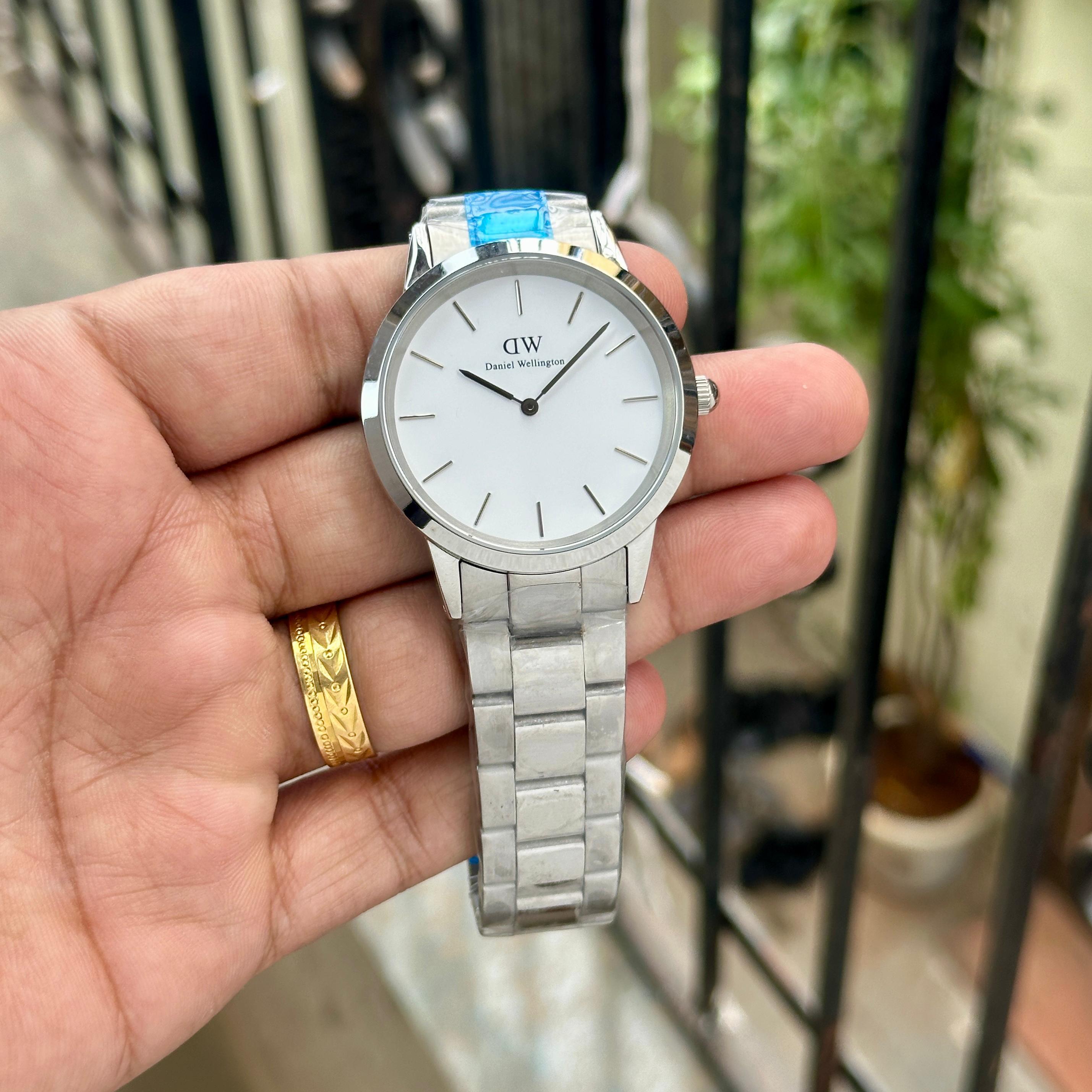Daniel Wellington  For Mens  Mens : 40'mm  Model No : DW00100448
